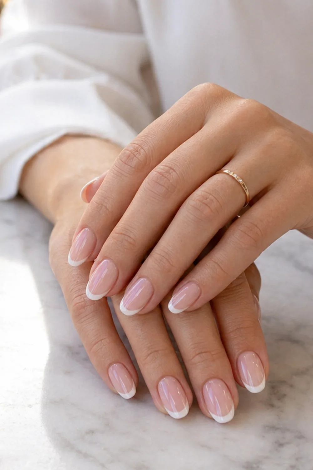 pin vertical de colores de uñas tendencia con manicura elegante