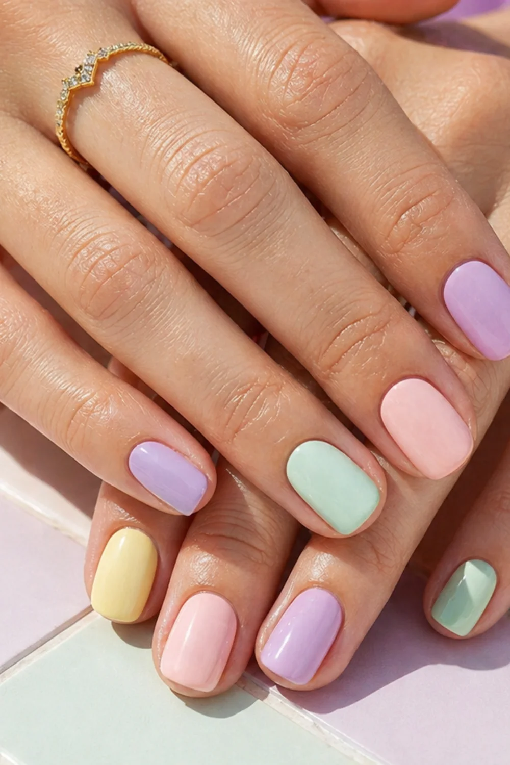 pin vertical de uñas elegantes boda con manicura elegante