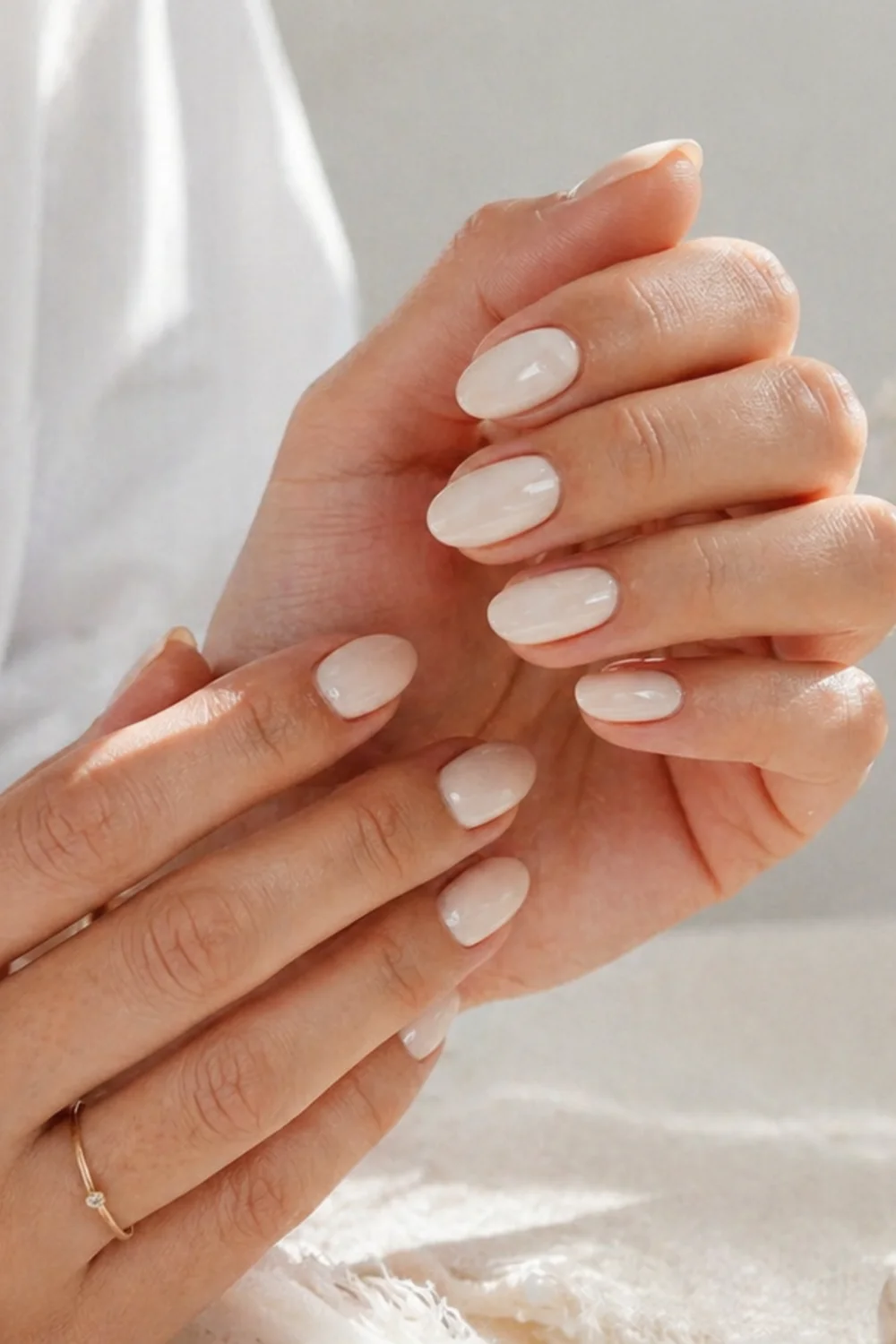 pin vertical de uñas francesas modernas con manicura elegante