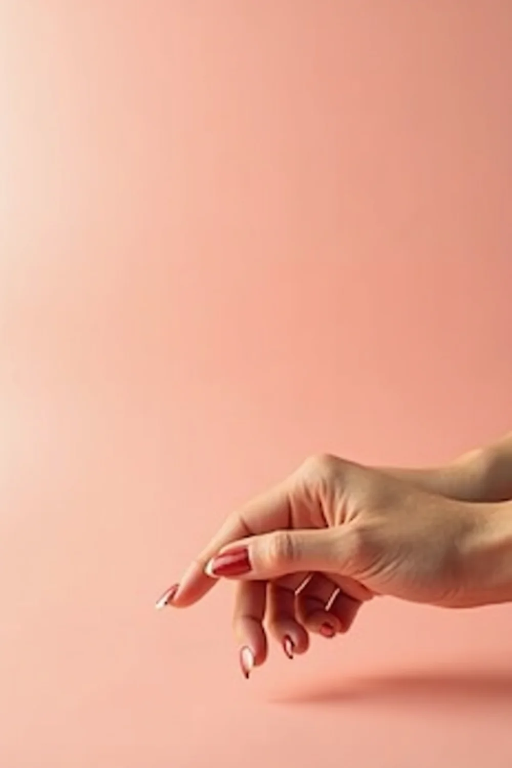 pin vertical de fortalecer uñas débiles con manicura elegante