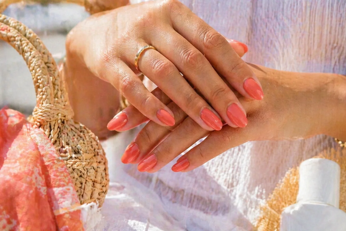 detalle de manicura francesa en uñas cuidadas