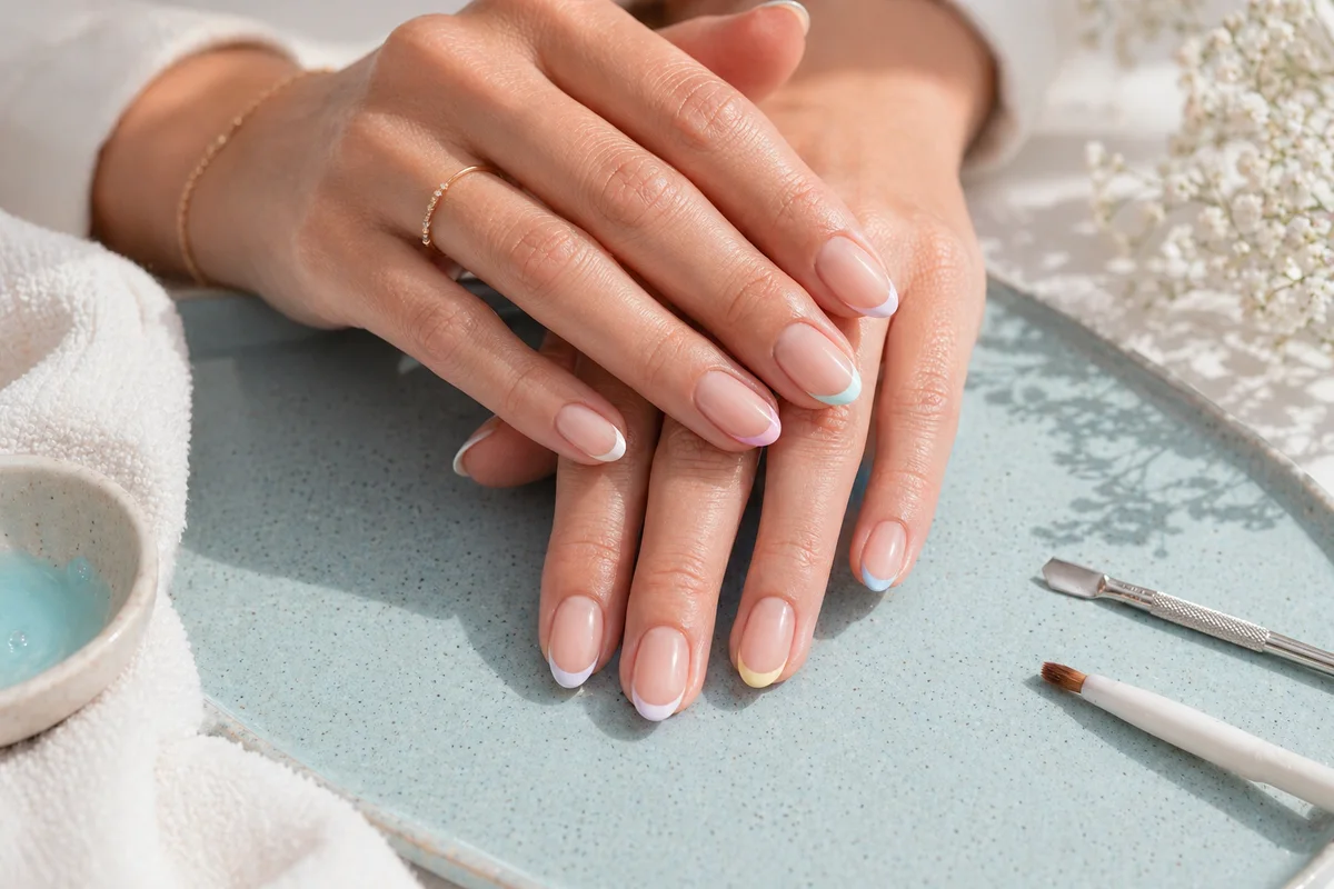 tendencias de uñas con tonos tendencia y acabado brillante