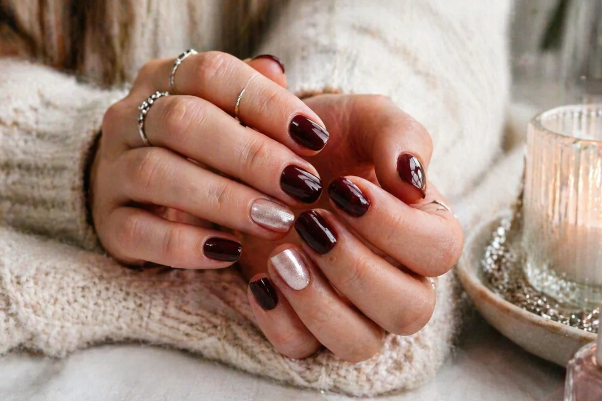 detalle de uñas acrílicas en uñas cuidadas