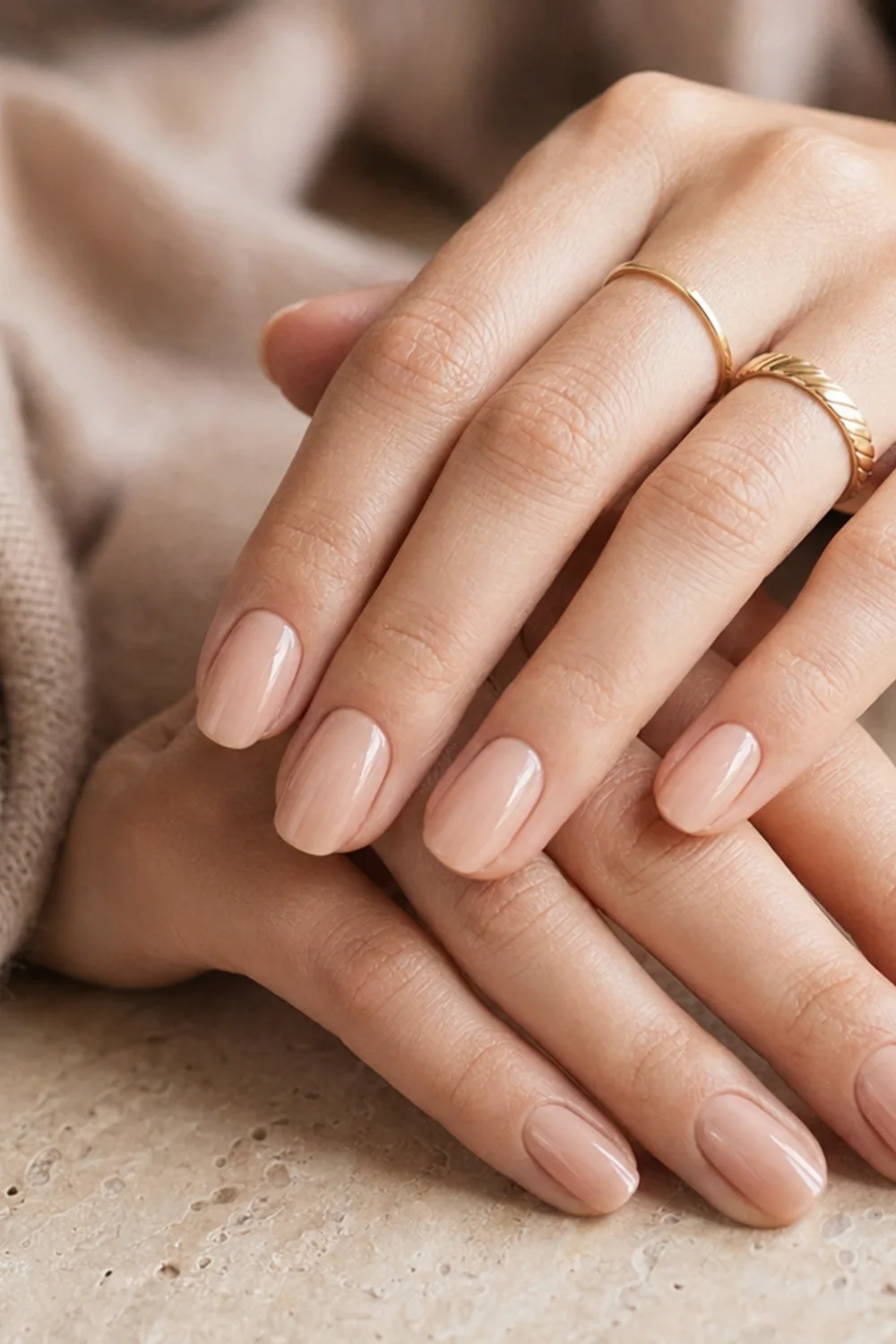 pin vertical de uñas almendradas con manicura elegante