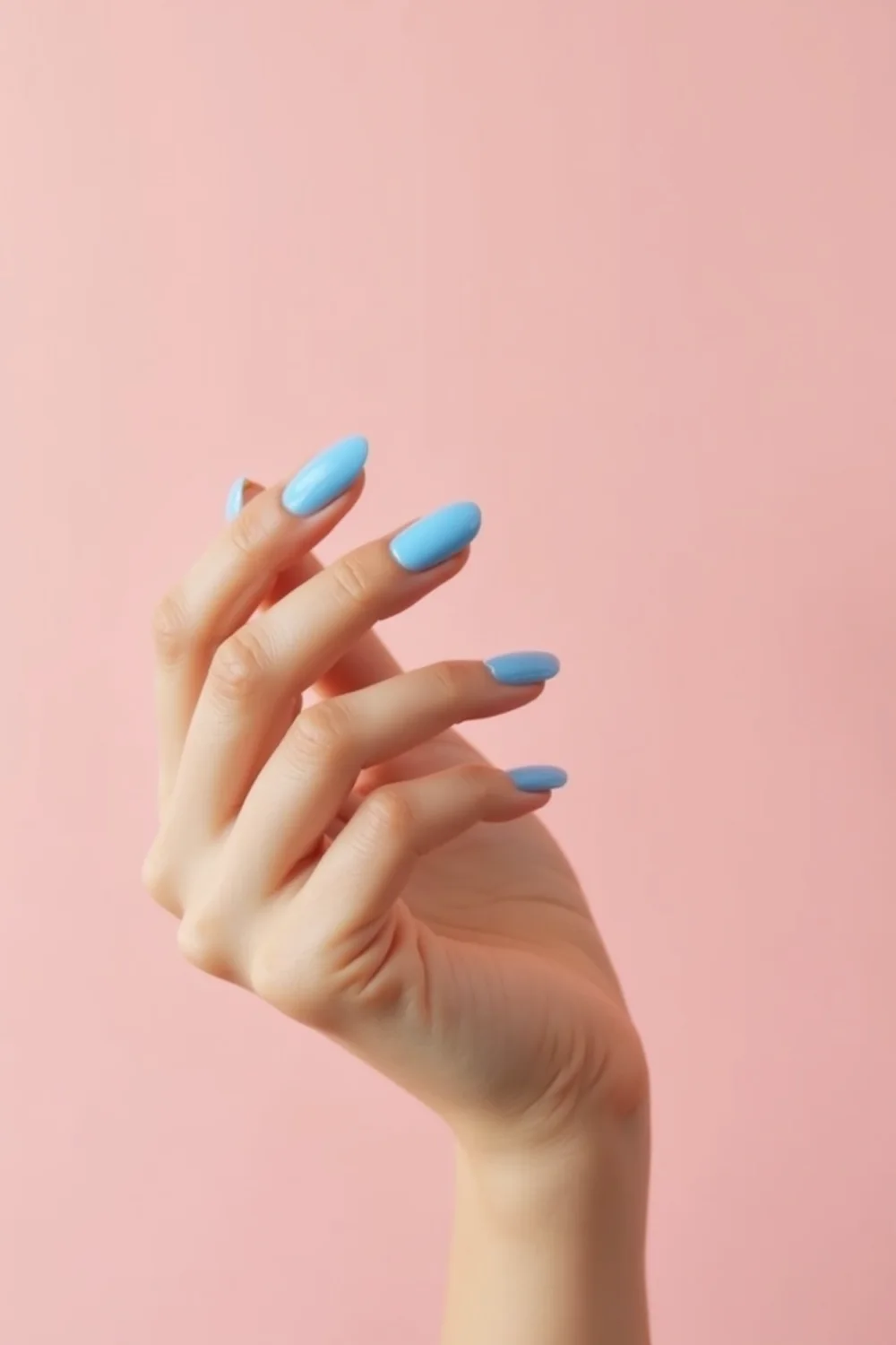 pin vertical de uñas azules con manicura elegante