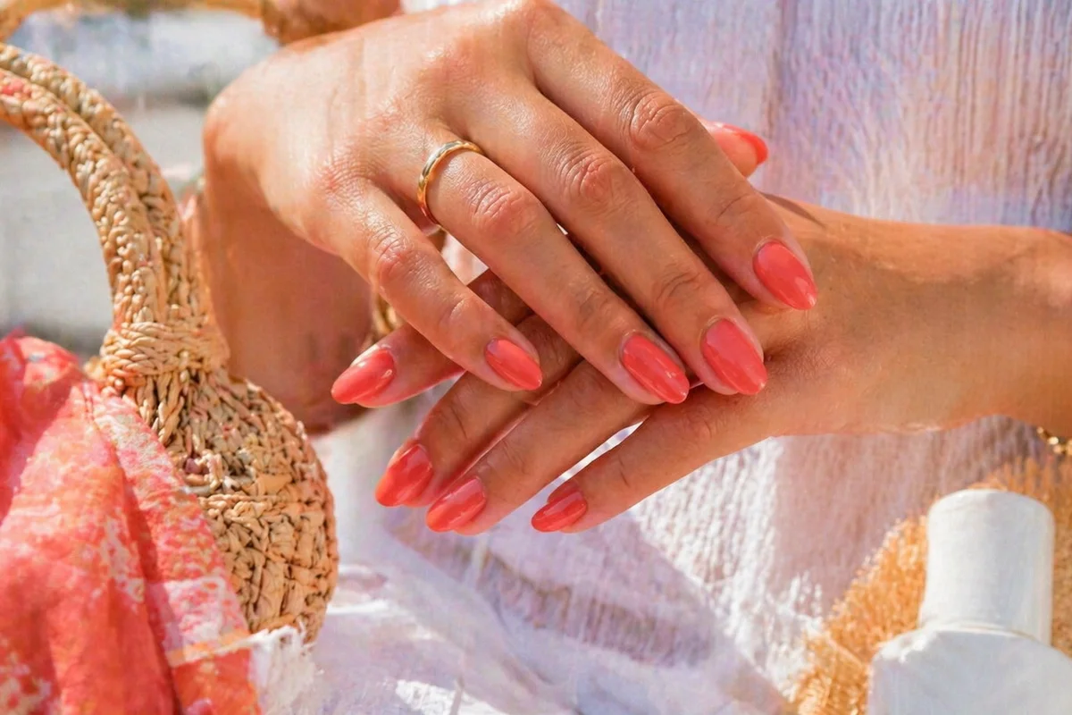 uñas blancas con tonos tendencia y acabado brillante