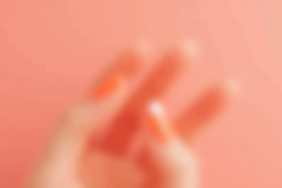 manicura cuidada en el estilo de uñas cortas de verano