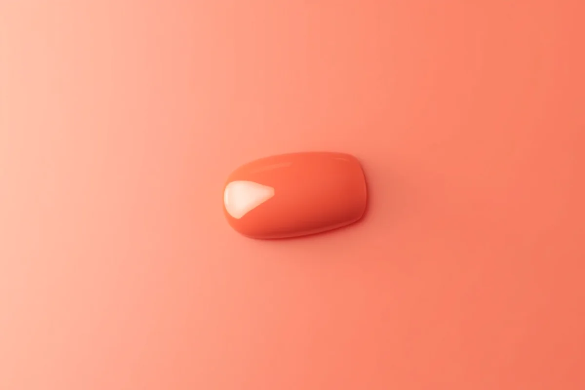 manos con una manicura de uñas cortas de verano en luz natural