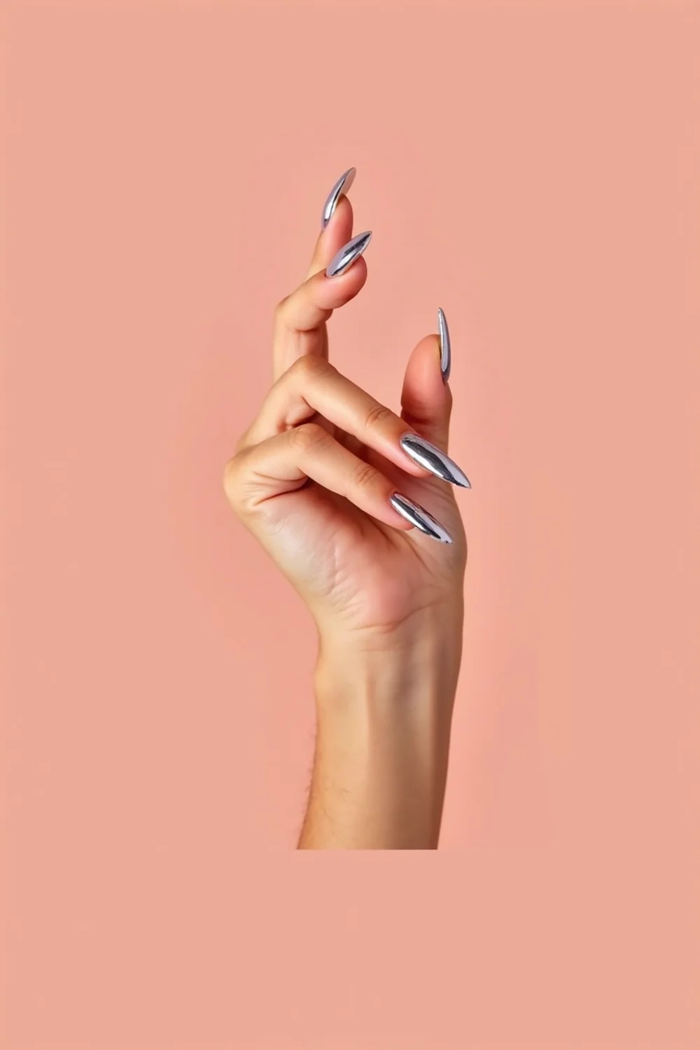 pin vertical de uñas cromadas con manicura elegante