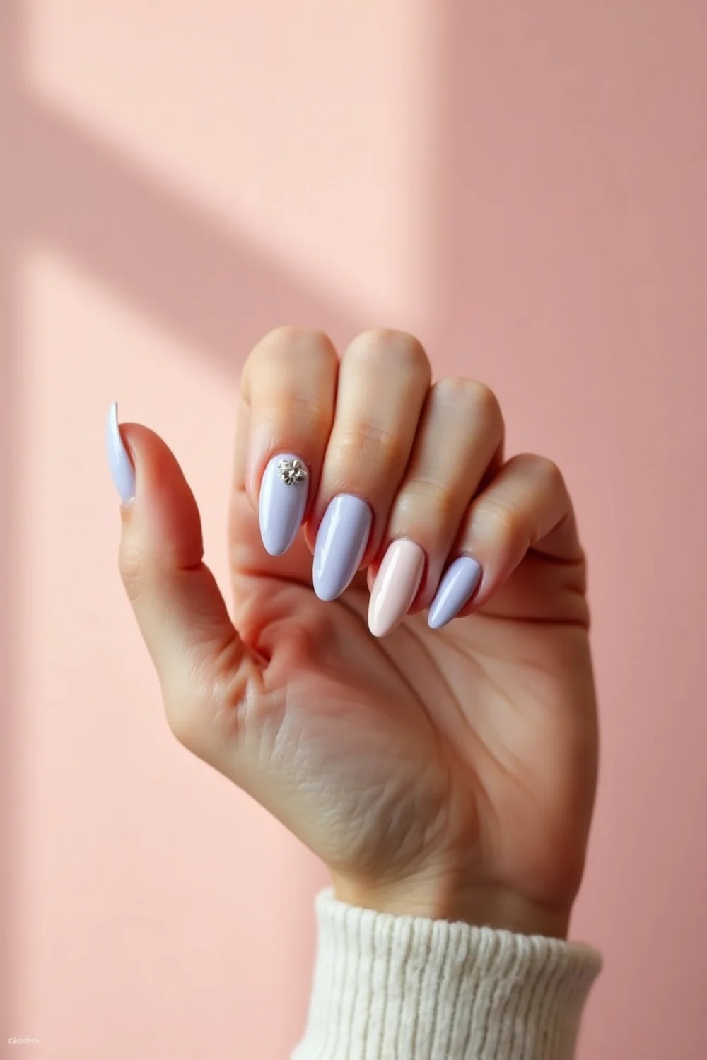 pin vertical de uñas elegantes de primavera con manicura elegante