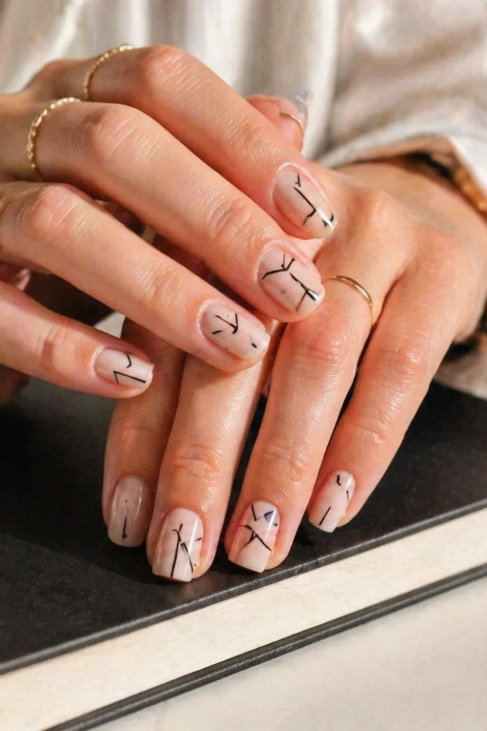 pin vertical de uñas invierno con manicura elegante