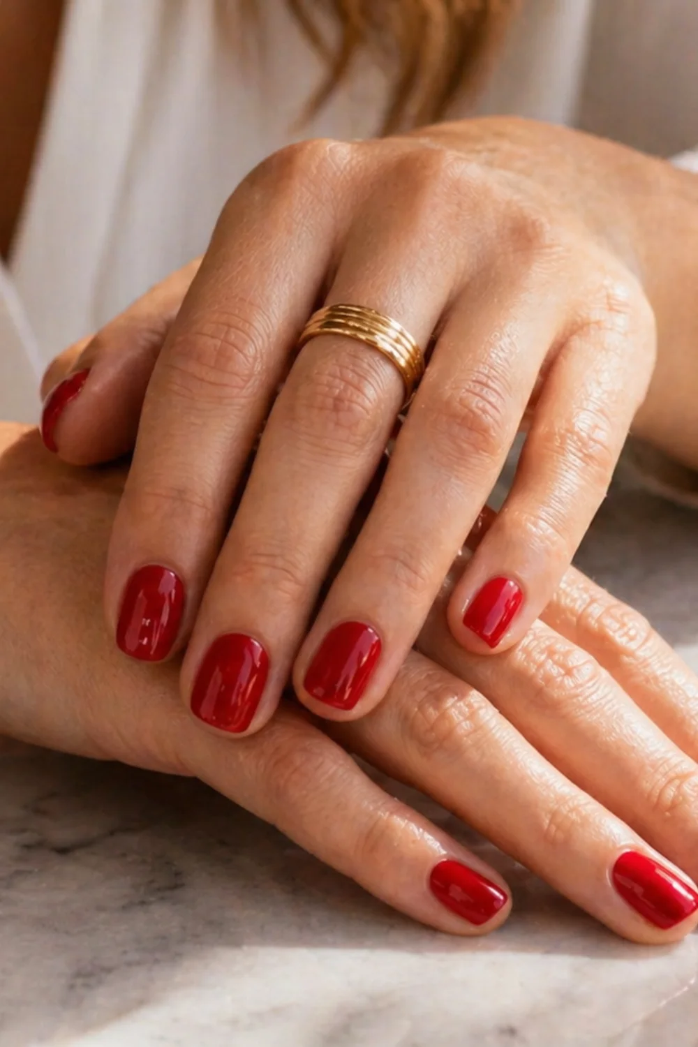 pin vertical de uñas minimalistas con manicura elegante