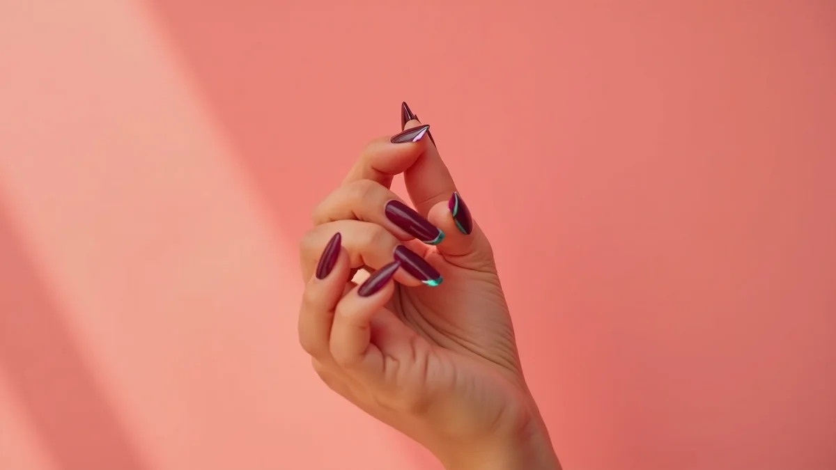 uñas ojo de gato con manicura elegante en luz natural