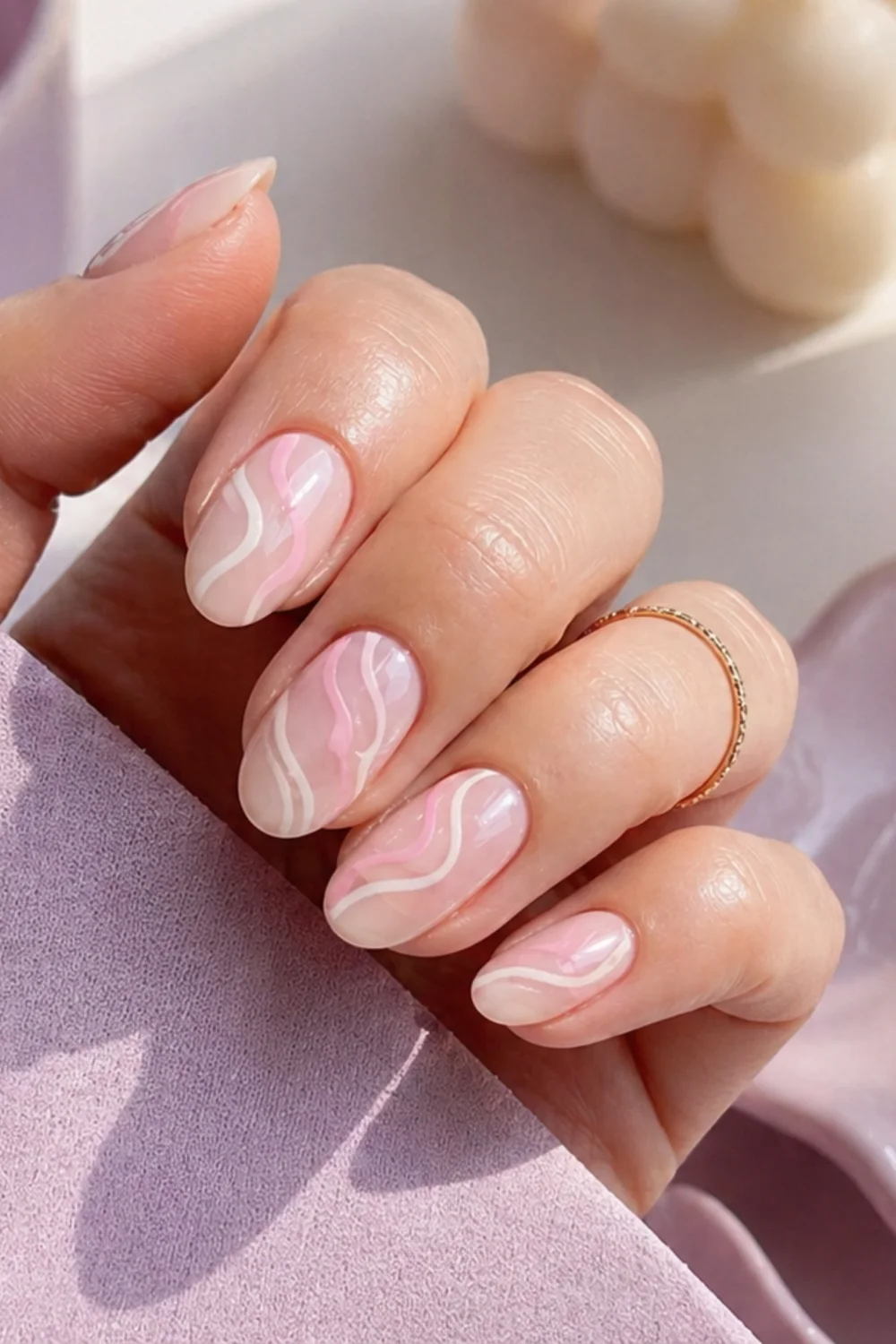 pin vertical de uñas otoño con manicura elegante