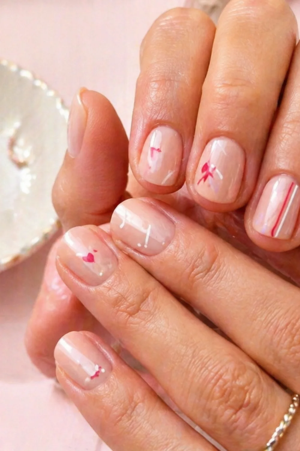 pin vertical de uñas primavera con manicura elegante