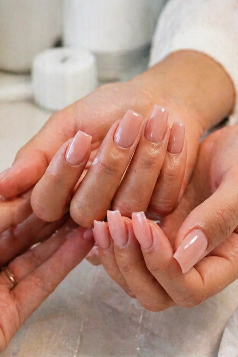 pin vertical de uñas rojas con manicura elegante