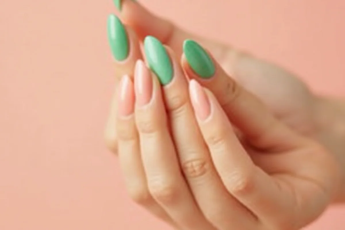 detalle de uñas verdes en uñas cuidadas