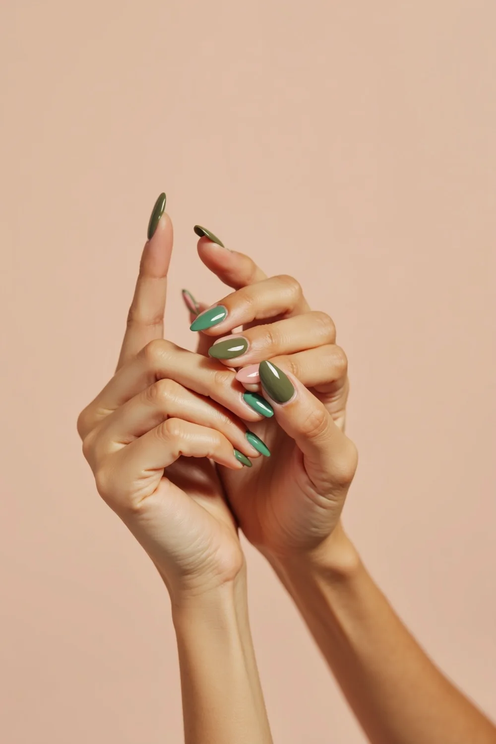 pin vertical de uñas verdes con manicura elegante